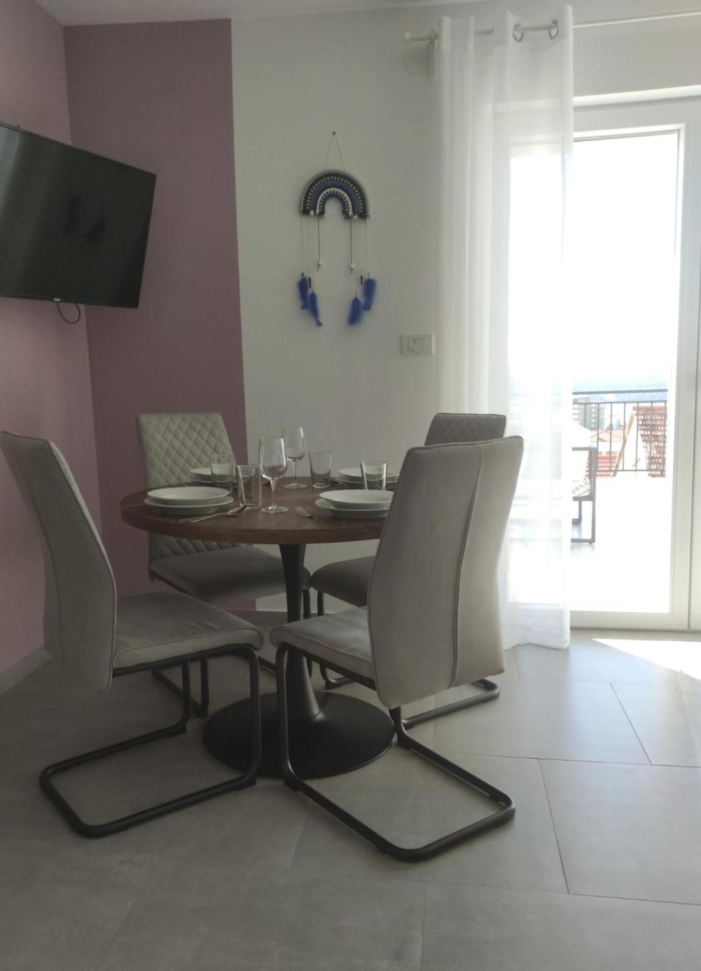 Apartment Eleven